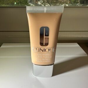 Clinique Stay-Matte Oil-Free Makeup